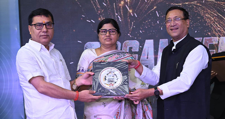 डॉ. मधुरेन्दु पांडे बिहार सरकार में मंत्री माननीय लेसी सिंह एवं समीर महासेठ जी के साथ बिहार हेल्थ वारियर सम्मान अवार्ड लेते हुए