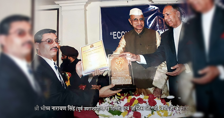 डॉ. मधुरेन्दु पांडे श्री भीष्म नारायण सिंह (पूर्व उपराज्यपाल, नई दिल्ली) एवं जस्टिस ओ. पी. वर्मा जी के साथ
