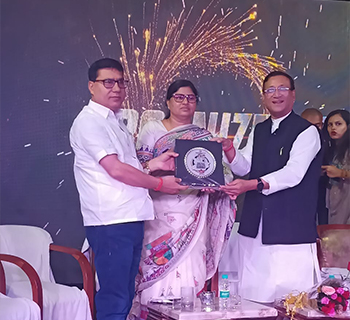 डॉ. मधुरेन्दु पांडे बिहार सरकार में मंत्री माननीय लेसी सिंह एवं समीर महासेठ जी के साथ बिहार हेल्थ वारियर सम्मान अवार्ड लेते हुए
