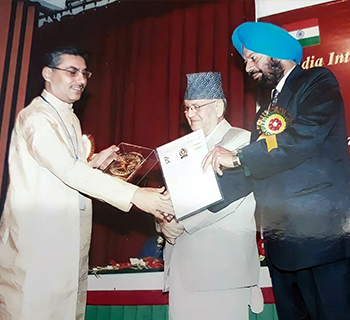 डॉ. मधुरेन्दु पांडे श्री सूर्य बहादुर थापा (पूर्व प्रधानमंत्री नेपाल) एवं सरदार योगिंदर सिंह (पूर्व निदेशक, सीबीआई) के साथ